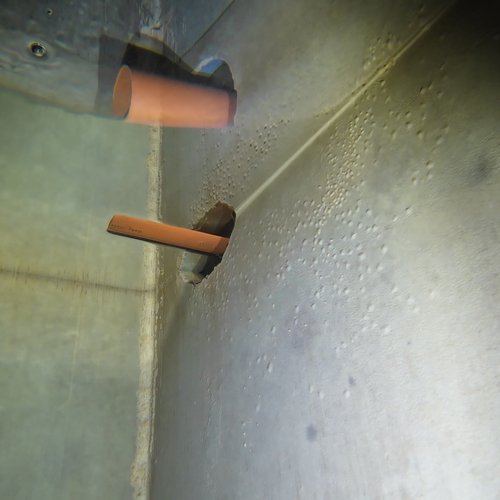 Sprinklertank-Inspektion: Betontank, 15 Jahre – Inspektion Rohrschelle Orange Beschichtet Ablagerungen